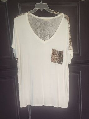 Cream V-Neck Short Sleeve Tee with Snake-Print Pocket